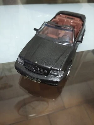 Modellino Mercedes 300 E Cabrio AMG in Plastica scala 1: 24 Nero Metallizzato  - Immagine 1 di 4