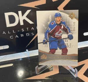 NATHAN MACKINNON 2022-23 CUBIERTA SUPERIOR ULTIMATE COLLECTIN BASE DE HOCKEY #25 004/149 - Imagen 1 de 9