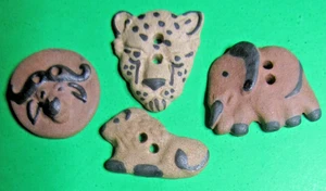 (4) BOTONES ARTESANALES NOVEDAD CERÁMICA MARRÓN ANIMALES SAFARI AFRICANO 2 AGUJEROS-3/1 - Imagen 1 de 2
