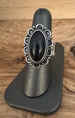 Anillo elástico de piedra onxy ovalada negra filigrana tono plata Foto 1 de 4