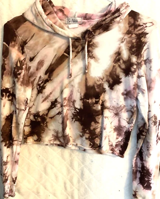 SO NIKKI SUDADERA CON CAPUCHA CORTA TIE DYE PARA MUJER M Foto 1 de 4