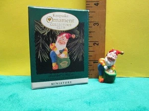 1996 Hallmark Keepsake Collector's Club Ornament ~ Miniatur "Rudolph's Helper" - Bild 1 von 5