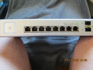 Ubiquiti UniFi 8-Port Gigabit Managed PoE Switch with 2 SFP Ports (US-8-150W) - Afbeelding 1 van 7