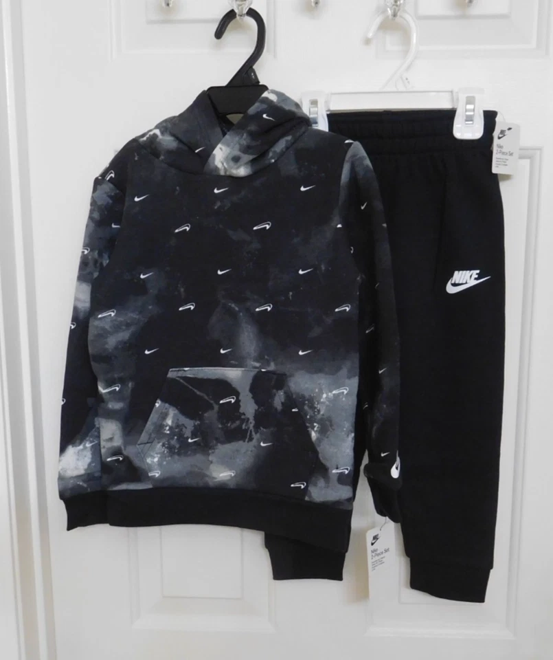 NUEVO CON ETIQUETAS 2 piezas Nike Negro Gris Blanco Swoosh Sudadera con Capucha y Joggers Conjunto talla 3t 4t Foto 1 de 1