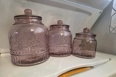 Tarro de colección The Pioneer Woman Cassie Rose Glass rosa en relieve - Juego de 3 Foto 1 de 4