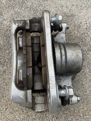 HONDA INSIGHT 2019-2021 CONJUNTO DE PINZA DE FRENO LADO PASAJERO DELANTERO DERECHO OEM Foto 1 de 4