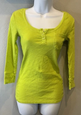 Kirra Womens Shirt Green 3/4 Sleeve Size Medium V Neck Ribbed Slim Fitting Top - Image 1 of 4