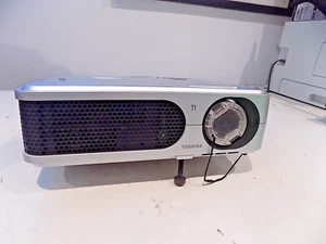 Toshiba TLP-XD2000 LCD Projector Silver Genuine Tested Working - Afbeelding 1 van 8