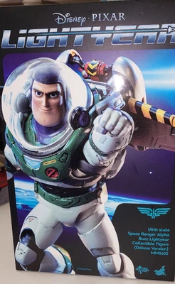 Boneco Hot Toys Disney Pixar Buzz Lightyear Movie 1/6 na caixa - Imagem 1 de 3