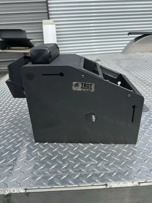 Consola Troy salió de Ford Crown Victoria Universal 2005 para adaptarse a otros autos Foto 1 de 4