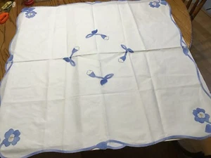 VTG Table Topper Tablecloth Floral Embroidery Applique Stitched Cotton 32 x 32 - Picture 1 of 13