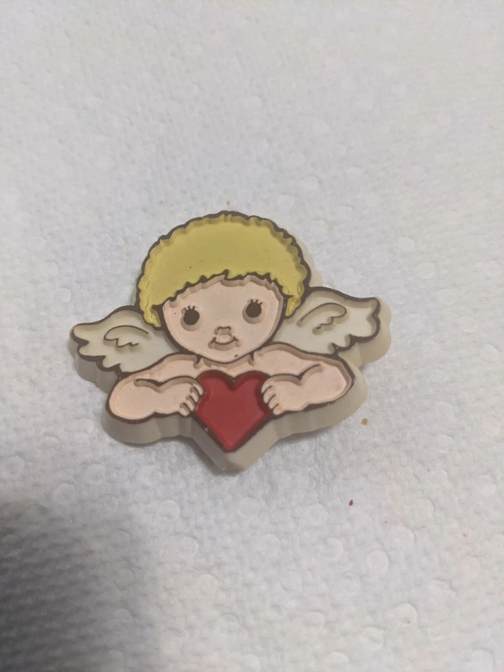 PIN SOLAPA SELLO VINTAGE "NIÑO ÁNGEL CON CORAZÓN" EN MUY BUENA CONDICIÓN ENVÍO GRATUITO Foto 1 de 2