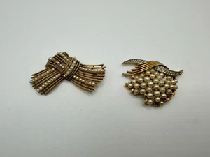 Vintage Krone Trifari goldfarbene Knoten Broschen Kunstperlen & Strass Posten lesen - Bild 1 von 9