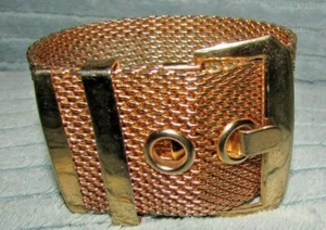 FUNKY GREAT MIDCENTURY GOLD TONE MESH BELT SHAPED BRACELET - Picture 1 of 5