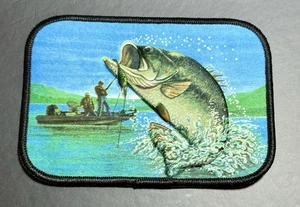 Parche de colección con lubina de boca grande saltando con 2 pescadores en un bote - Imagen 1 de 4