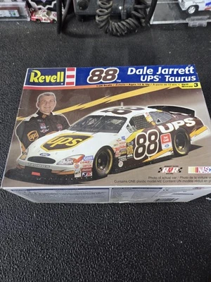 Dale Jarrett #88 UPS Taurus (2002) 1:24 Kit Modelo Revell #85-2398 Abierto Completo Foto 1 de 4