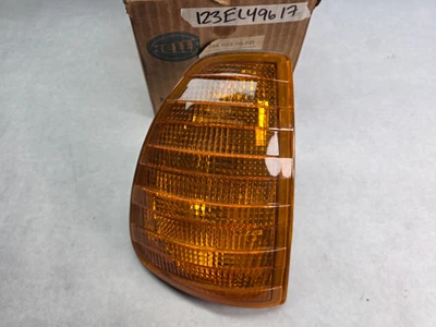 NOS NEW Mercedes W123 76-82 Right Amber Turn Signal 000820042 123EL49617 - Image 1 of 4