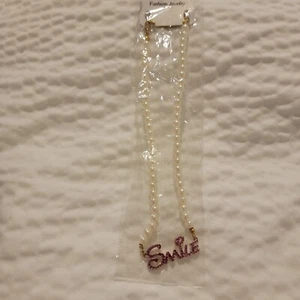 Collar de perlas blancas con colgante de sonrisa rosa para mujer - Imagen 1 de 7