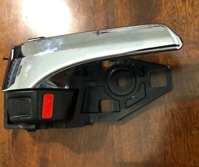 2009-2017 TOYOTA SIENNA XLE ПЕРЕДНЯЯ ПРАВАЯ ВНУТРЕННЯЯ ДВЕРНАЯ РУЧКА СЕРАЯ И ХРОМИРОВАННАЯ ОТ ОРИГИНАЛЬНОГО ПРОИЗВОДИТЕЛЯ - Изображение 1 из 4