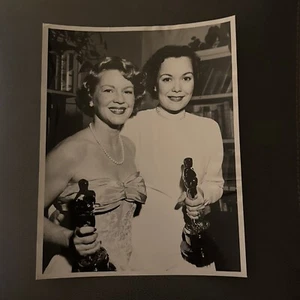 1949 Press Photo Actress Jane Wyman Academy Award Oscar statuette Press Photo - Picture 1 of 6