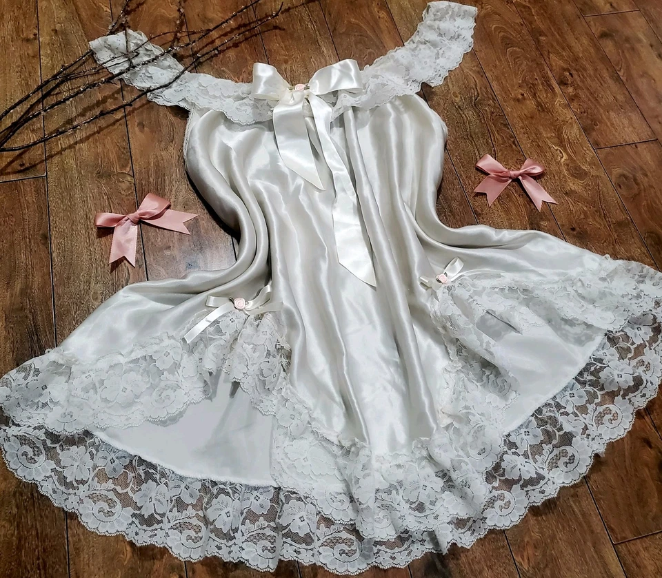 VTG NiCOLE CREAMY iVORY SiLKY SATiN BABYDOLL W/FRiLLY RUFFLED LACE BOWS & ROSES - Image 1 of 4