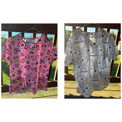 Blusa Médica Disney Minnie Mouse/It’s Happy Bunny - Ambas Grandes para Mujer  Foto 1 de 4