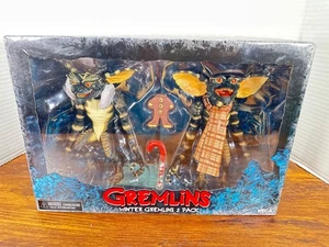 NECA Gremlins Christmas Caroler Scena Invernale 2 Confezione Personaggi 7 Pollici - Nuovo con scatola - Foto 1 di 9