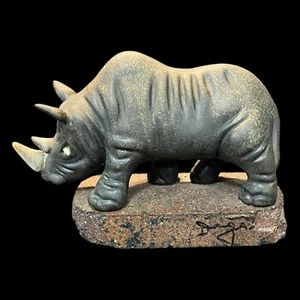 Escultura de rinoceronte de cerámica de cerámica de cerámica de estudio de Maigon Daga firmada de colección - Imagen 1 de 9