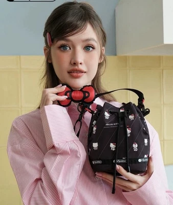 Mini bolso bandolera Lesportsac Sanrio Hello Kitty con lazo encanto Foto 1 de 4