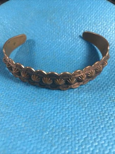 Vintage Kupfer Glocke Armband Southwestern Trading Post geätzt gehämmert Manschette - Bild 1 von 9