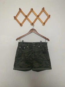 Levi’s Damenshorts mittellang Rollsaum grün Camouflage Größe 28 - Bild 1 von 6