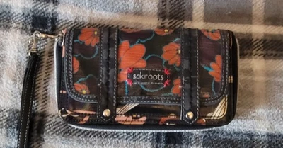 Carteira Sacroots Wristlet Estampa Natural Flores Pretas e Vermelhas Floral - Imagem 1 de 4
