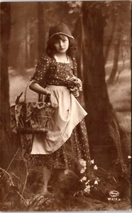 ROTKÄPPCHEN : HÜBSCHES MÄDCHEN : PICKNICKKORB : DEUTSCHLAND : ECHTFOTO POSTKARTE - Bild 1 von 2