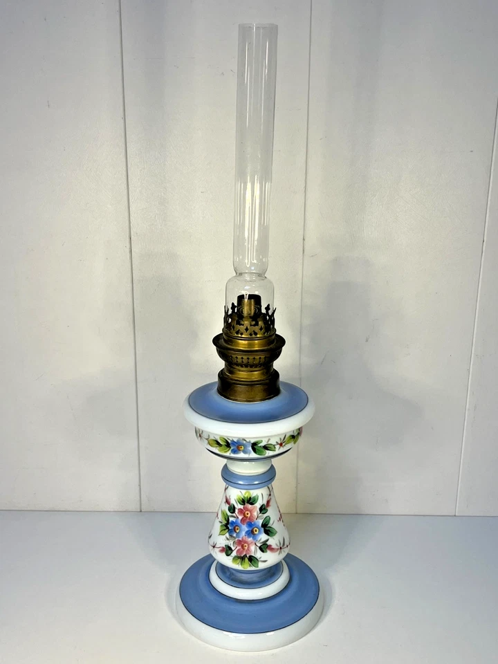 Lampe PÉTROLE ANCIENNE EN VERRE opaline XIXème - Photo 1/4