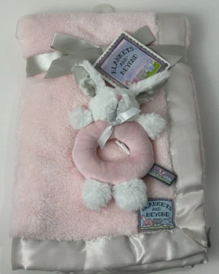 RARO DIFÍCIL DE ENCONTRAR NUEVO CON ETIQUETAS Mantas y Beyond Rosa Gris Satinado Bebé Manta Y Conejito Sonajero Foto 1 de 4