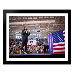 Kamala Harris hablando delante de una bandera de EE. UU. Fearless negro enmarcado: 18x15 - Imagen 1 de 1