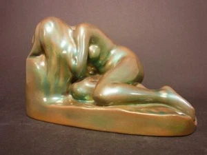 Jugendstil - Frauenakt mit Eosinglasur. Signiert Zsolnay, um 1900. - Bild 1 von 5
