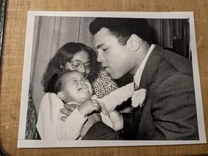 Muhammad Ali & Daughter beautiful 1977 Associated Press Photo Boxing HOF'er - Picture 1 of 4