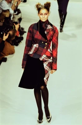 VIVIENNE WESTWOOD ЗОЛОТОЙ ЭТИКЕТКИ "БУРЯ В ЧАШКЕ" TARTAN PEPLUM JKT AW 1996 - Изображение 1 из 4