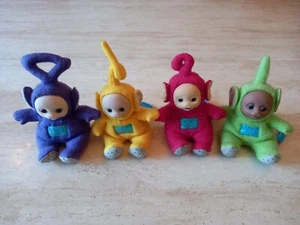TELETUBBIES set di 4 clip su carrozzina/passeggino/lettino morbido peluche giocattolo Tinky/Po/La/Dipsy - Foto 1 di 7