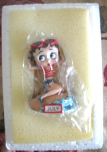 Betty Boop Danbury Como Nuevo Calendario Julio Cumpleaños Playa Traje de Baño 4 de Julio NUEVO - Imagen 1 de 5