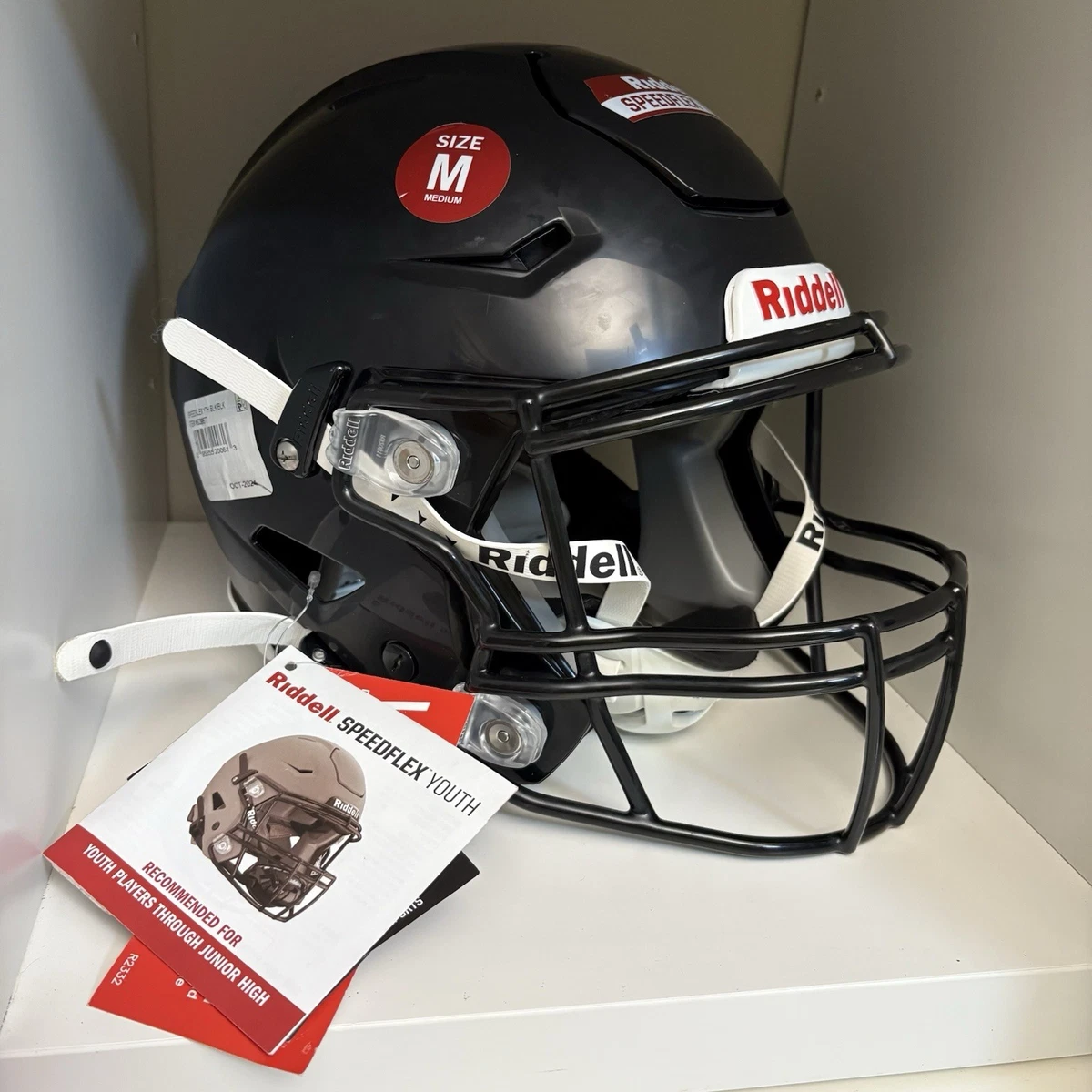 Casco Construccion Casco De Fútbol Americano En Un Campo De Estadio | Foto  Premium Casco De Seguridad, image size:1200x1200