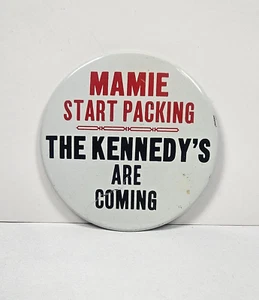 1960 Mamie Start Packing The Kennedy's Are Coming 4" Pin Button AAA Novedad - Imagen 1 de 4