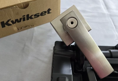 Palanca de puerta de privacidad cuadrada Kwikset puerta de baño dormitorio níquel satinado 97300-925 Foto 1 de 4