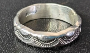 ANELLO NATIVI AMERICANI IN ARGENTO STERLING TIMBRATO A MANO MISURA 10 1/2 FIRMATO MARC ANTIA - Foto 1 di 7