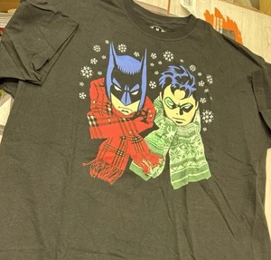 BATMAN AND ROBIN DC Comics Winter CHRISTMAS T-Shirt Men’s Size XL Holiday Scarf - Picture 1 of 3