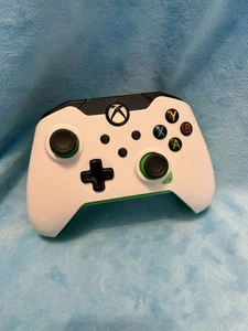 PDP Gaming 049-012-1 Wired Gaming Controller Grün für Xbox One/Series X|S & PC - Bild 1 von 8