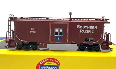 HO ATHEARN 74667 BAY WINDOW POLICE CABOOSE SOUTHERN PACIFIC SP 4742 - Image 1 of 2