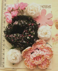 Flowers Roses x 12 & Leaves BLACK PINK & WHITE 5 Styles PAPER & SILK 15-70mm VA1 - Picture 1 of 3