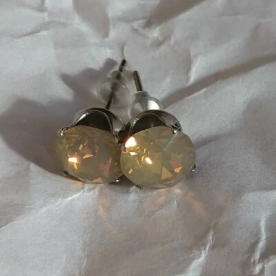 Parafusos de cristal feitos à mão de ouro leitoso Swarovski® 8 mm, com poste de aço inoxidável - Imagem 1 de 3